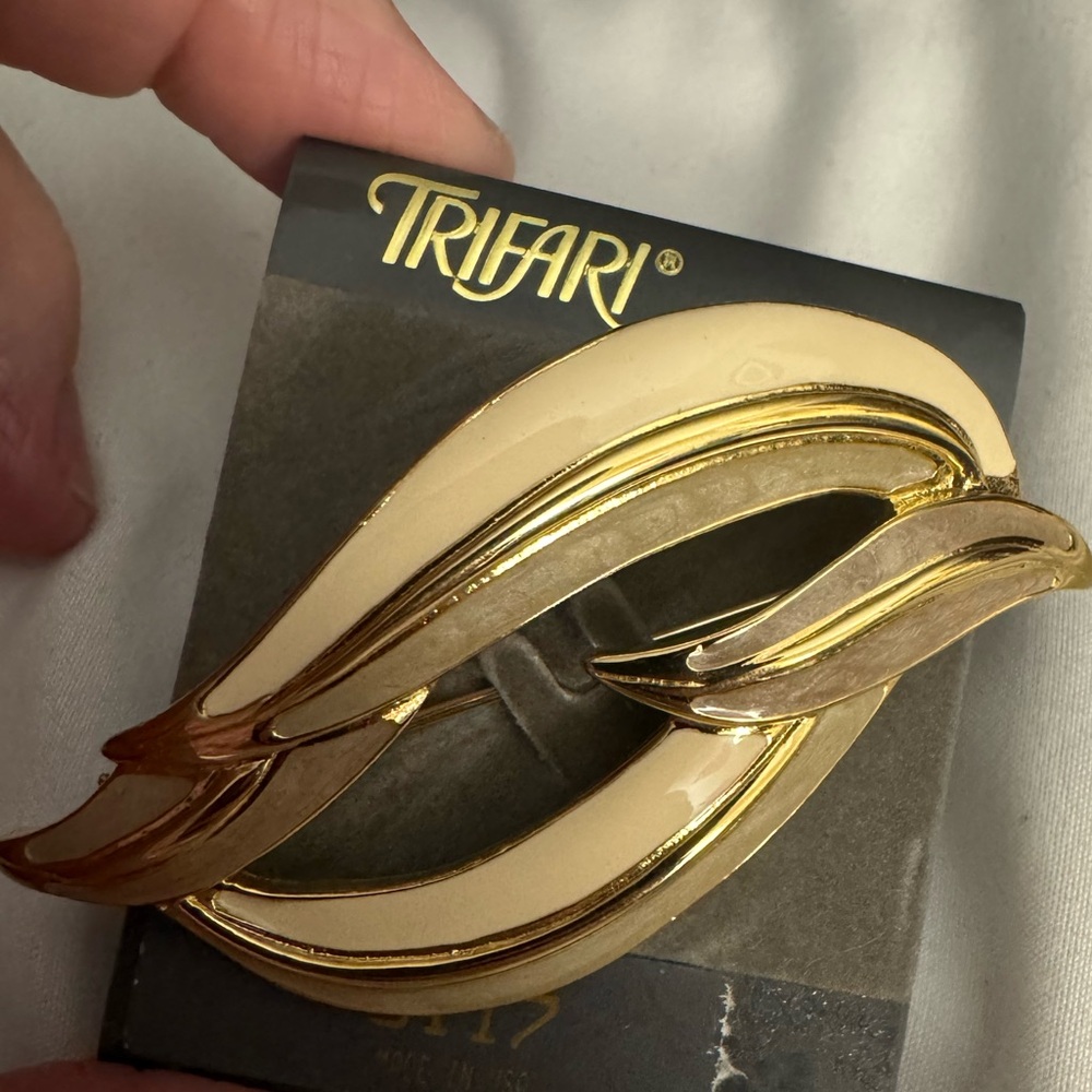 Trifari Gold and White Brooch - Picture 2 of 4